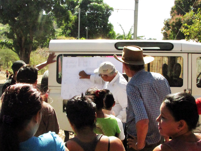 Personal técnico de la Unidad de Promoción del ILP explica a las familias de la Comunidad El Desvío, San Vicente, la ubicación y dimensión final de cada área que conforma la comunidad.