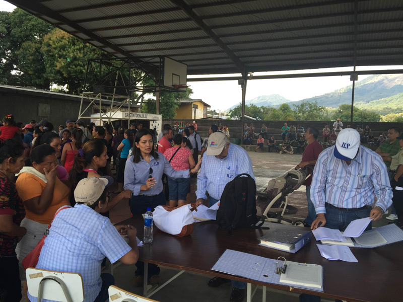 El ILP brindará seguridad jurídica sobre la propiedad de la tierra a 299 familias de la Comunidad “Roberto Edmundo González Lara”. Ayer se realizó la firma de escrituras de propiedad.