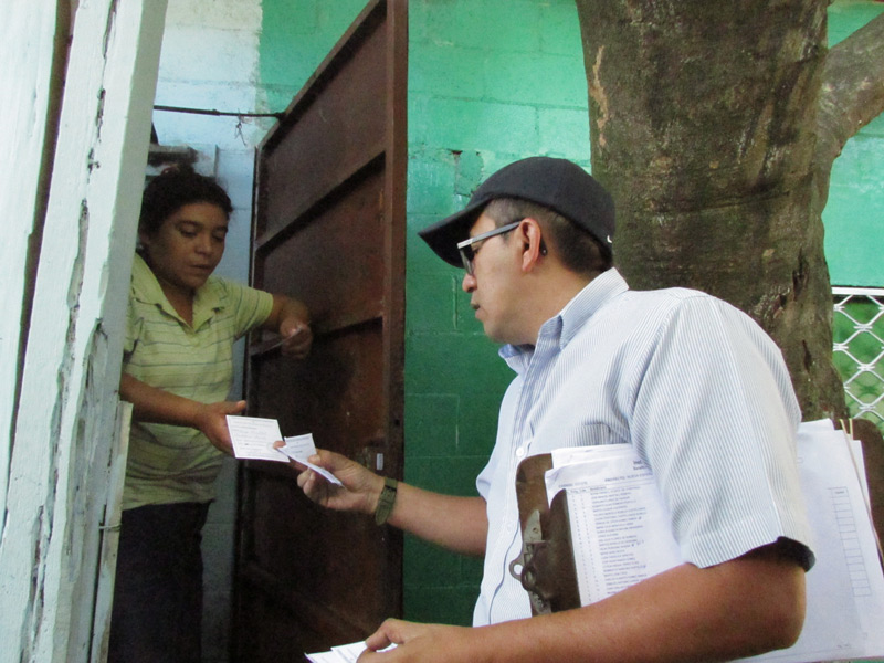 Técnico del ILP entrega invitación al acto de entrega de escrituras.