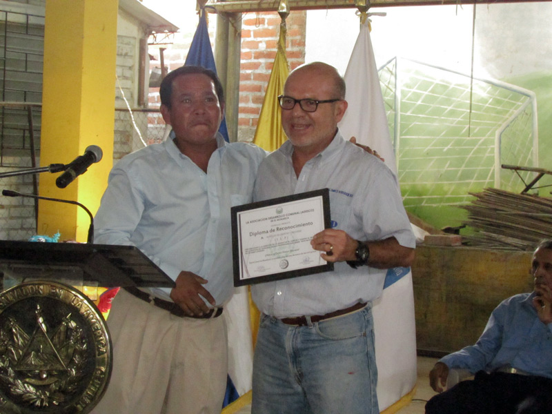 El Director Ejecutivo del Instituto de Legalización de la Propiedad, recibió del Sr. Víctor Gutiérrez, representante de la Comunidad “ADESCO El Monarca”, un reconocimiento por la labor desempeñado durante el proceso de legalización.