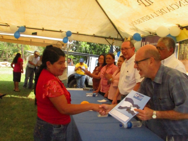 Director Ejecutivo del ILP, Ing. David Henríquez, entrega título de propiedad a la señora Marta Lidia Hernández Martínez, una de las 62 beneficiadas en la Comunidad “Nueva Esperanza”, del municipio de Jayaque, departamento de La Libertad.