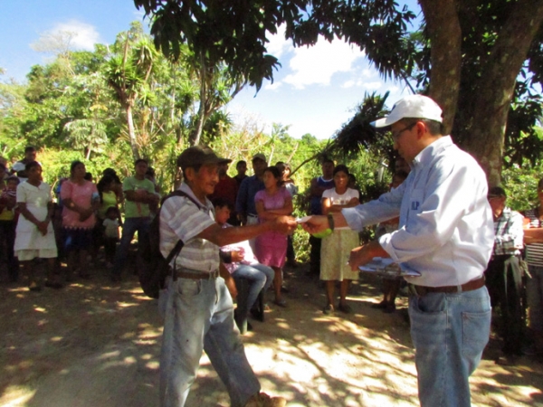 Técnico del ILP entrega invitación a la entrega de escrituras a las 81 familias de la Comunidad “La Bendición de Dios”.