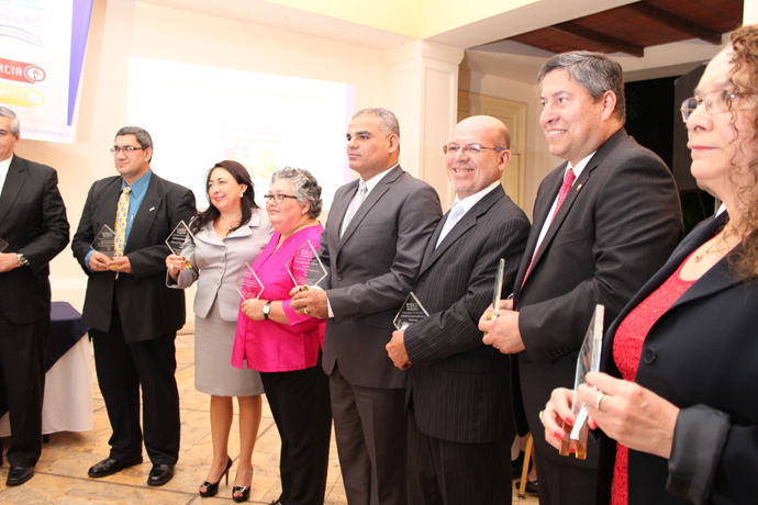 El Director Ejecutivo del ILP, Ing. David Henríquez, recibe premio bronce a la transparencia junto a otros funcionarios.