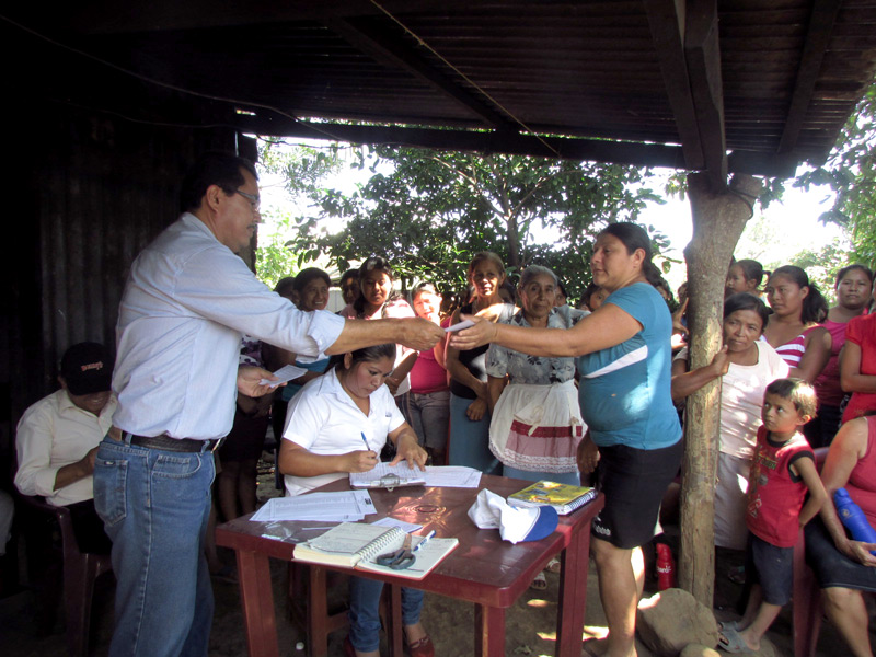 Técnico del ILP explica a las familias, que recibirán su título de propiedad, los documentos que deben de portar el nueve de diciembre para poder entregarles sus escrituras.