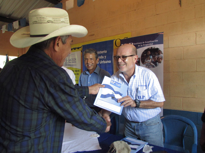 El Director Ejecutivo del ILP, Ing. David Henríquez entrega el título de propiedad  a don Mauricio Bermúdez Joya, quien tiene 26 años de vivir en la comunidad y que este día es legítimo dueño de la tierra en la que habita.