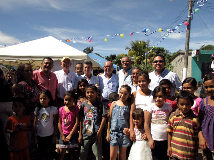 Funcionarios celebran junto a familias de la Comunidad Santa María II, Etapa 2 la tenencia de la tierra a través de la obtención de su titulo de propiedad.