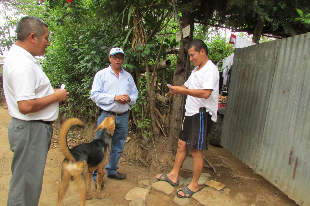 Técnico del ILP entrega invitación al acto de entrega de escrituras.