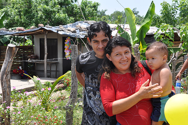 Familias de la Comunidad El Caoba serán beneficiadas con viviendas, sus escrituras de propiedad y mejoramiento del barrio. 