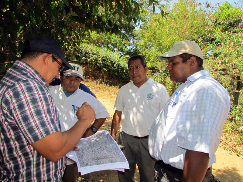 Equipo técnico del ILP confrontan la información técnica en el plano con la realidad física en campo.