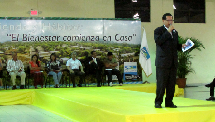 Viceministro de Vivienda y Desarrollo Urbano, Lic. Tomás Chévez, realiza parte de la presentación de la rendición de cuentas 2009-2013.