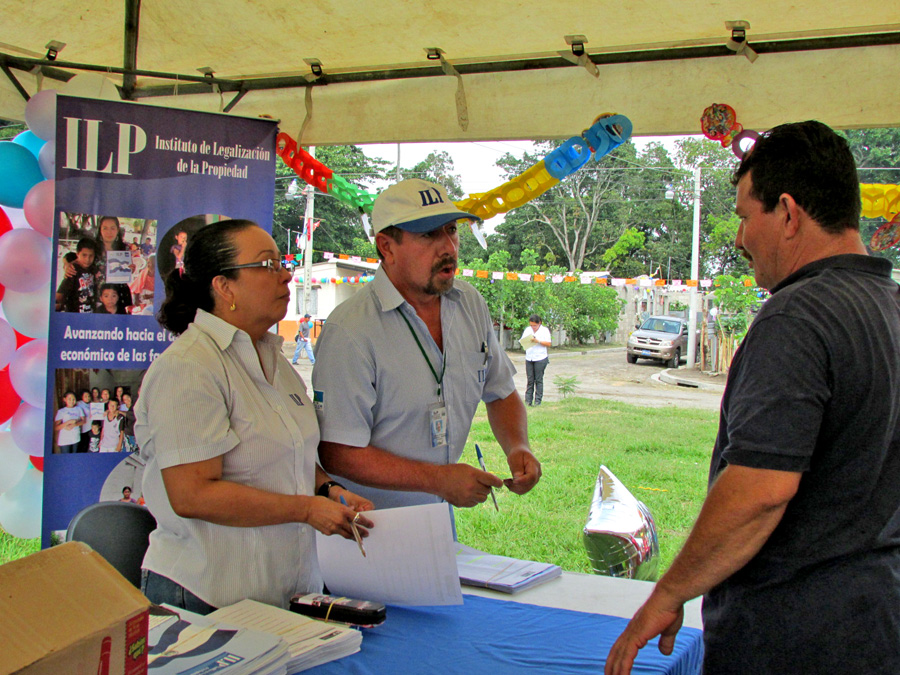 Equipo técnico del ILP entrega 226 escrituras de propiedad a las familias de la Colonia San José. El proceso de escrituración implicó la inversión de $101,700.00