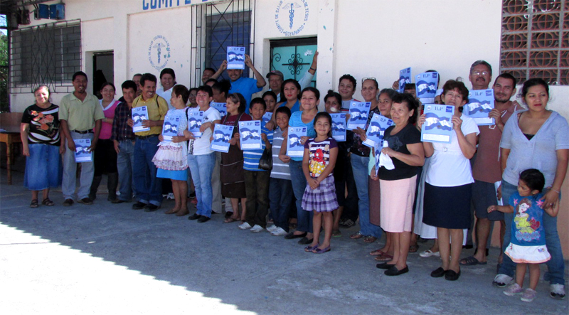 25 familias de la Comunidad “Villas de Jesús 4ª etapa”, del municipio de Soyapango,  festejan la entrega de sus escrituras.