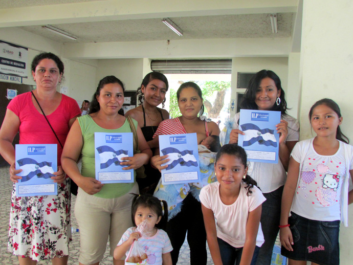 Familias residentes de las Comunidades “Complemento Y Griega El Zope e Y Griega Campamento”, del municipio de Acajutla celebran la entrega de sus escrituras de propiedad.