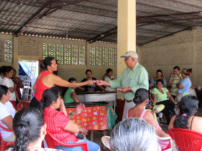 La comunidad Yosselyn y La Naranjera recibió el jueves 5 de diciembre la convocatoria a entrega de escrituras de parte del personal de promoción del ILP.