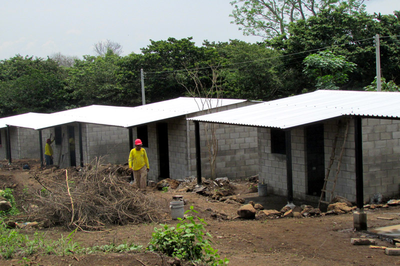 Reinicio de construcción de viviendas permanentes para familias que fueron afectadas por los terremotos de 2001; el ILP continúa en el proceso de legalización para brindar seguridad jurídica.