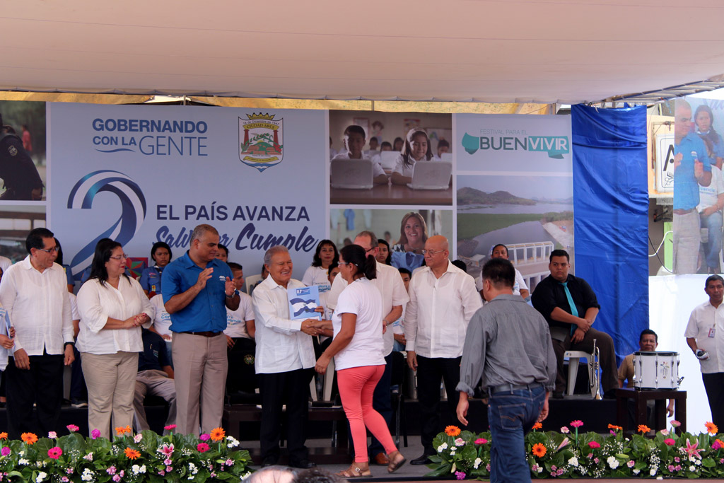 91 familias recibieron escritura de propiedad en el Festival del Buen Vivir y el Programa Gobernando con la Gente, realizado en el municipio de Ciudad Arce, departamento de La Libertad. 