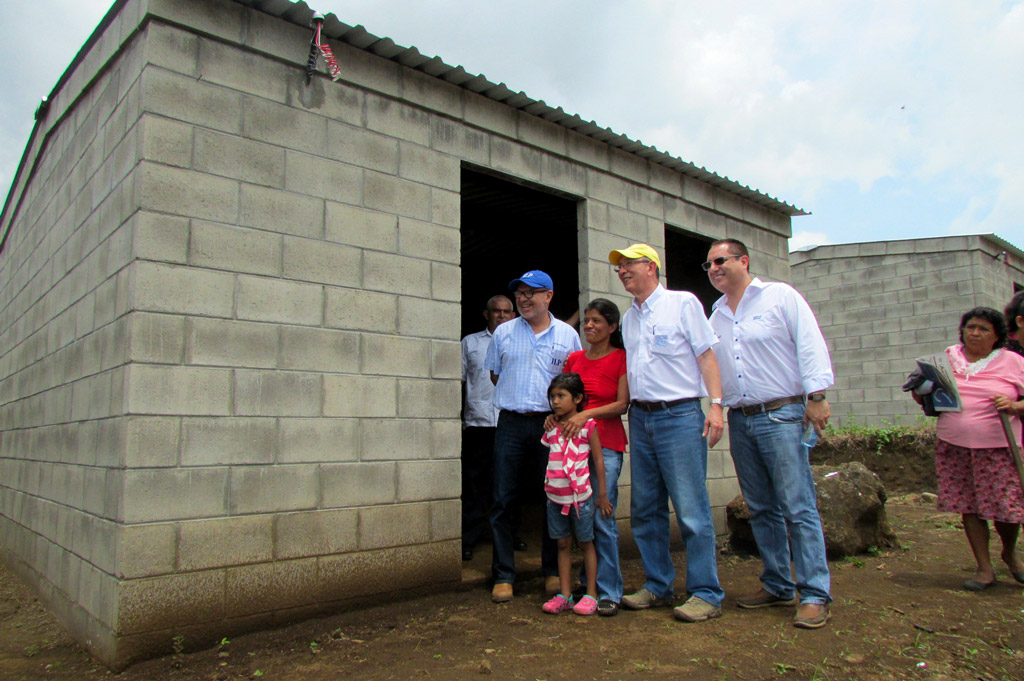 Viceministro de Vivienda y Desarrollo Urbano, Arq. José Roberto Gochez y el Director Ejecutivo del ILP, Ing. David Henríquez, verifican el avance en la construcción de 345 viviendas permanentes.