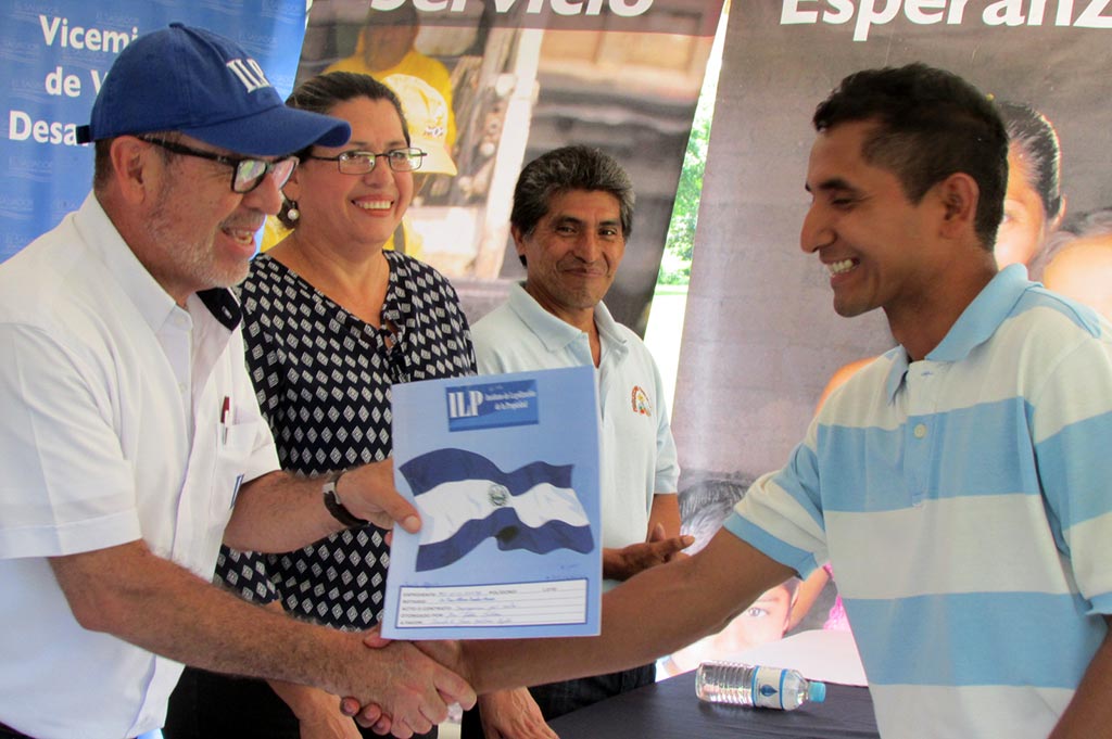 Director Ejecutivo del ILP, Ing. David Henríquez, entrega título de propiedad a don Fausto de Jesús Beltrán Ayala, del cantón La Peña, en el municipio de Alegría, Usulután.