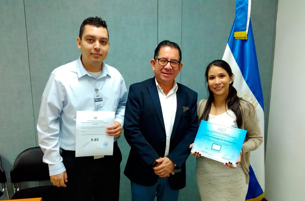 Personal del ILP recibe el diploma de certificación del sitio web institucional estandarizado.