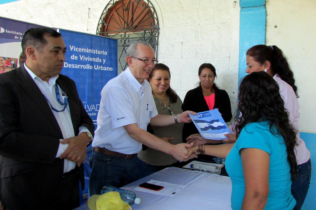 Viceministro de Vivienda y Desarrollo Urbano y Director Presidente del ILP entrega título de propiedad a la familia Domínguez.