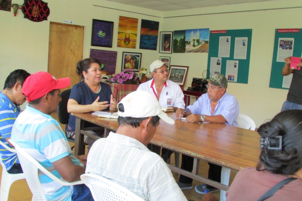 La Gobernadora de Cuscatlán, Rosibel Beltrán, explica a los asistentes los avances de los diferentes proyectos del municipio.