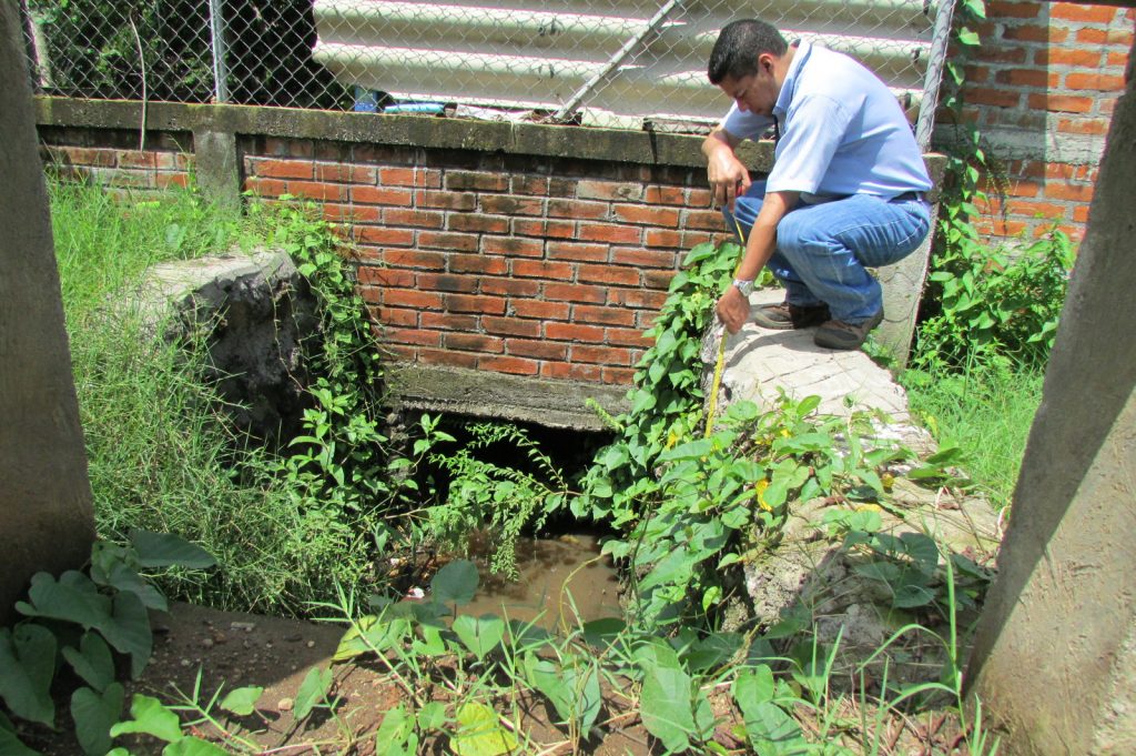 El estudio hidrológico implica analizar el impacto de las aguas lluvias en la comunidad y su propuesta de solución.