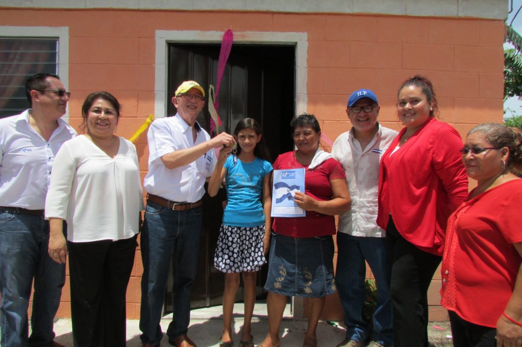 Familias del Caserío San Francisco, en el municipio de Suchitoto, ahora cuentan con escrituras de propiedad y viviendas permanentes.