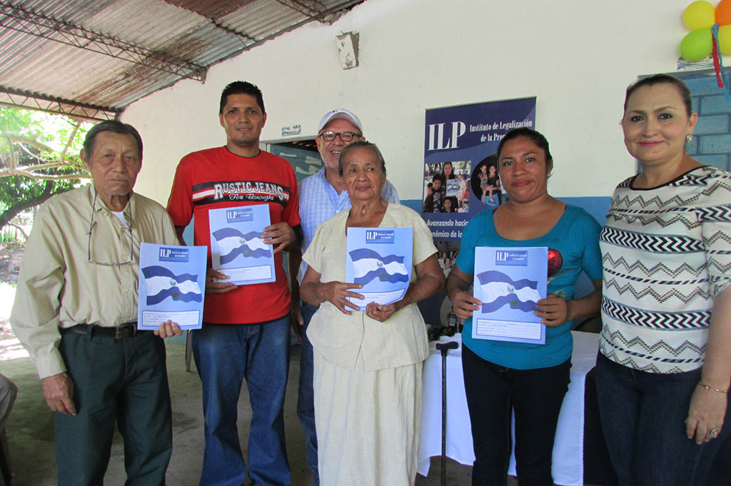 Familias de la comunidad San Francisco El Porfiado, en el municipio de Santiago Nonualco, celebran junto a la Alcaldesa Municipal y Director Ejecutivo del ILP la obtención de la escritura de propiedad.