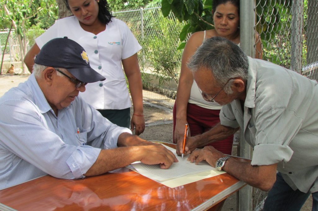 Rosendo Méndez de 78 años esperaba con ansias este día, poder firmar la escritura de propiedad.