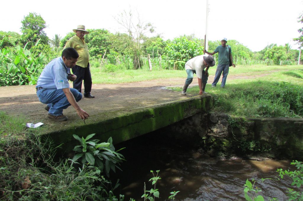 Técnico del ILP junto a miembros de la ADESCO La Nueva, realizan inspección sobre el inmueble.