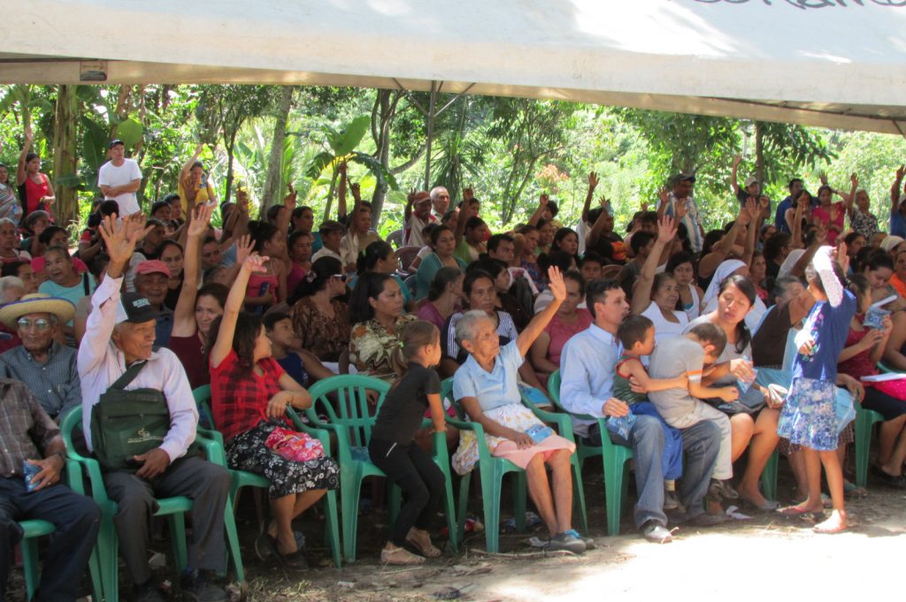 Familias de las comunidades Pequeña Inglaterra y Las Delicias, del municipio de Ciudad Arce asistieron a la asamblea general para informar avance en el proceso de legalización.