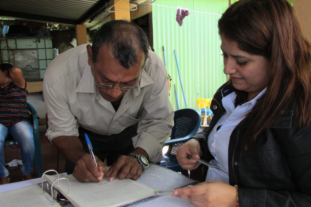 46 familias de la comunidad Vista al Volcán, en el municipio de Guadalupe, San Vicente, firman la escritura de propiedad, con ello el ILP brinda a las familias seguridad jurídica del inmueble en el que habitan.