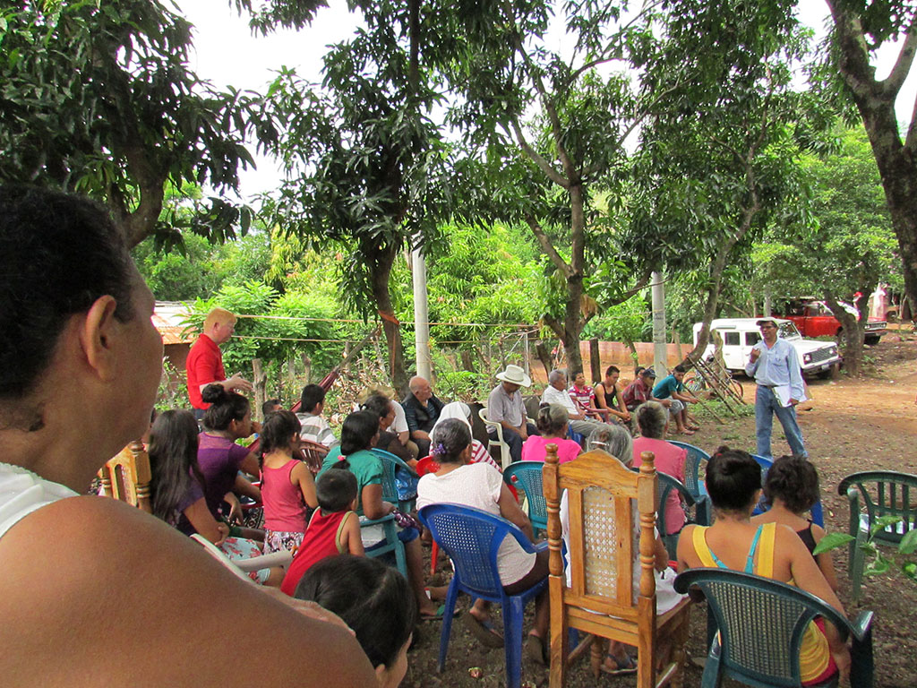 ILP informó a las familias de la comunidad La Tablas, en el municipio de Jujutla, sobre el levantamiento topográfico que se llevará a cabo en su comunidad la próxima semana.