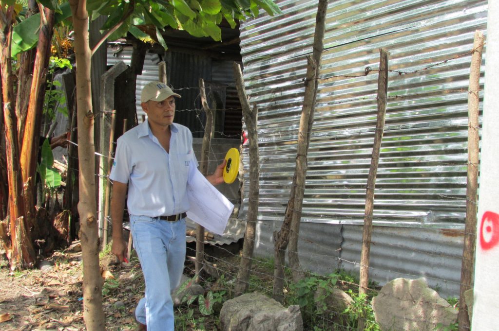 Verificación de medición en campo de la comunidad La Fuerteza, en el cantón Tecualuya, municipio de San Luis Talpa, La Paz.