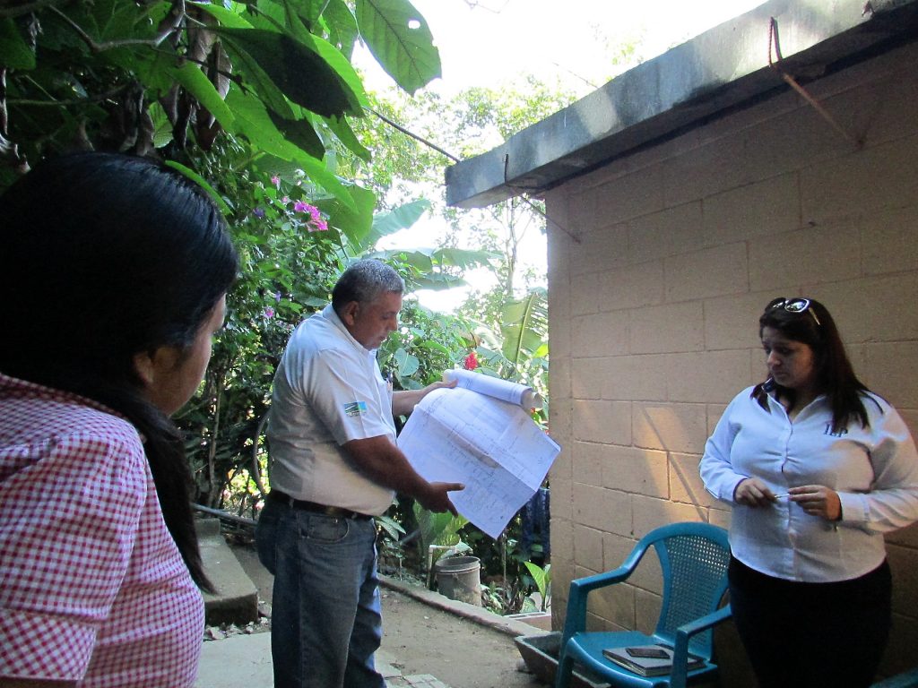 Asamblea informativa sobre avance del proceso de legalización de la comunidad Planes de Renderos, Panchimalco, San Salvador.