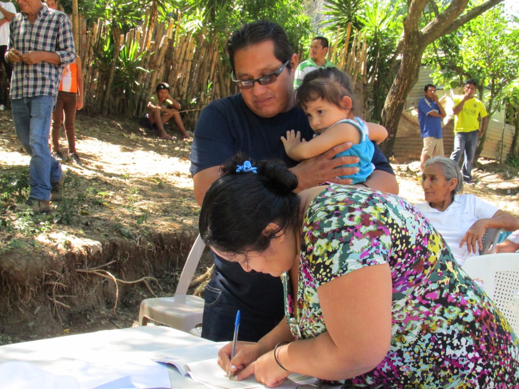 31 familias de la comunidad San Juan Buena Vista, en el municipio de Jerusalén firmaron la escritura de propiedad, con ello el ILP brinda a las familias seguridad jurídica del inmueble en el que habitan.